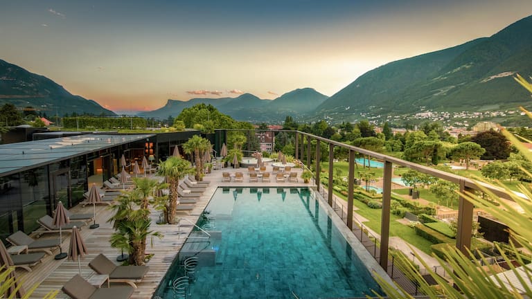 Infinity-Pool im Hotel Therme Meran zwischen Südtiroler Bergen über den Dächern von Meran