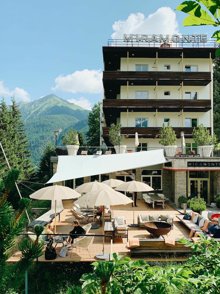 Das Designhotel in Miramonte in Bad Gastein mit Terasse unter blauem Himmel