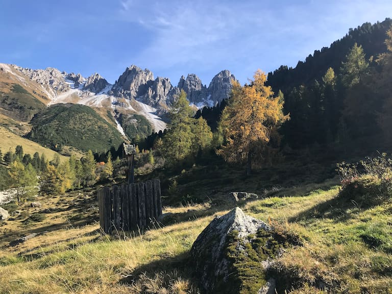 Tagestouren sind im Oktober meist noch sehr gut möglich. Wer allerdings mehrere Tage am Stück unterwegs sein möchte, muss seine Tour gut planen.