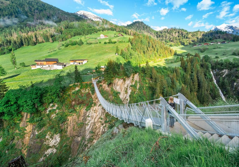 Hoch hinaus geht es über die Hängebrücke über die Isel.