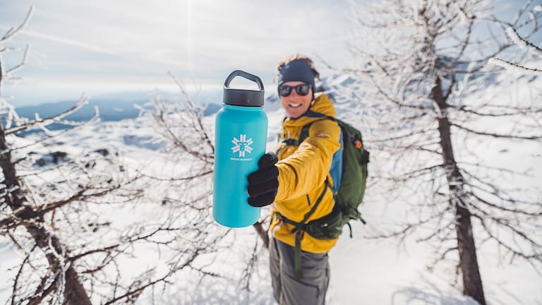Die Snow Monkey Trinkflaschen sind die idealen Wegbegleiter für deine Bergtouren: Ob im Tiefschnee oder im Hochsommer, die Flaschen halten deine Getränke warm oder kalt.