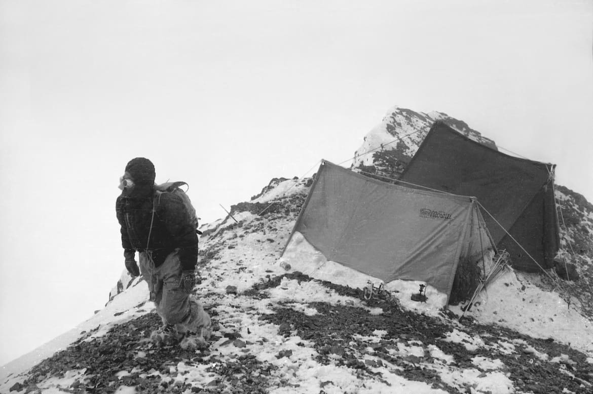 Bergführer Gino Soldà erreicht bei Schneefall das Camp III.