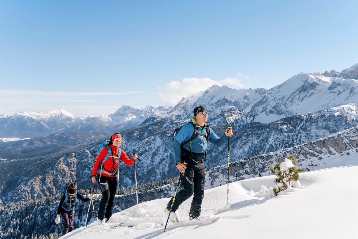 Das Panorama beim Aufstieg zum Bernadeinkopf kann sich sehen lassen. Im Hintergrund zeigen sich die Stuibenwand und die Dreitorspitze.