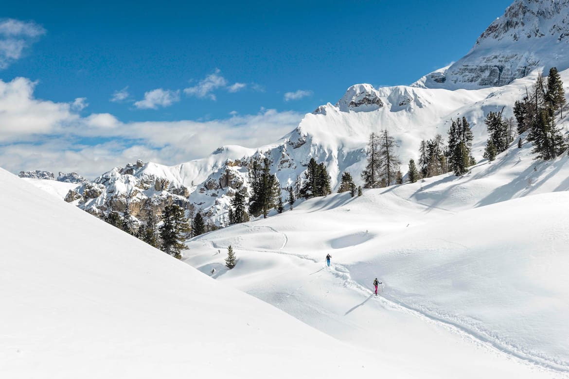 Mit Schneeschuhen über die im Winter einsamen Almflächen der Dolomiten.