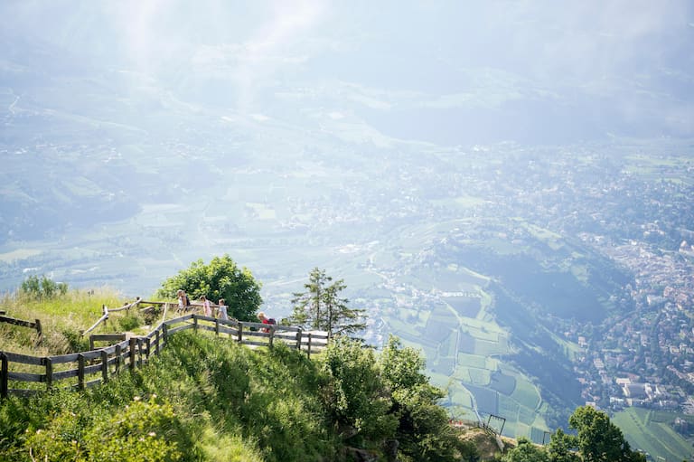 Meraner Höhenweg mit Blick über Meran und Felder mit Nebel