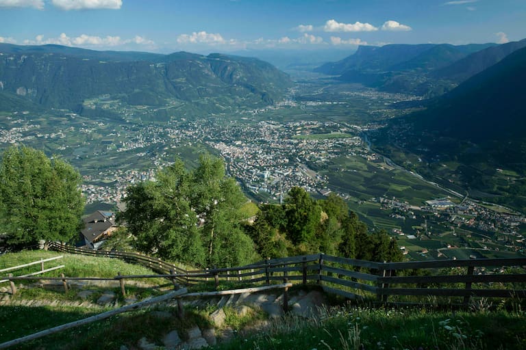 Aussicht über Meran von den Muthöfen in Südritol bei Dorf Tirol