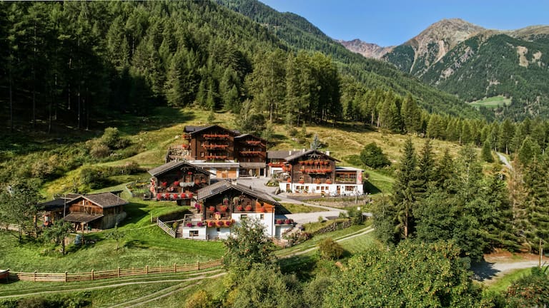 grüne Berge des Schnalstals und in der Mitte der Oberraindlhof