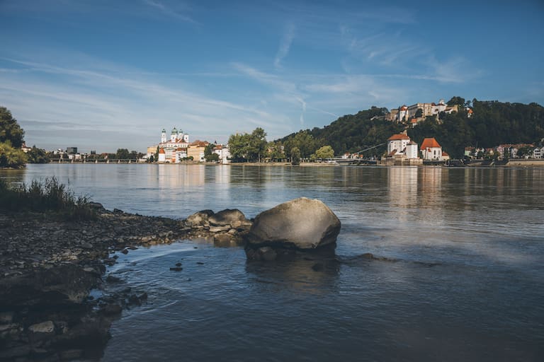 Der Goldsteig führt bis nach Passau an der Donau.