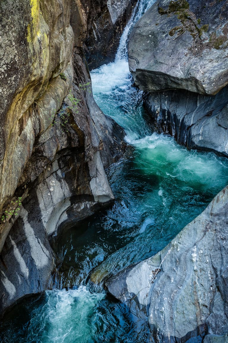 Felsen mit Fluss in der Passerschlucht