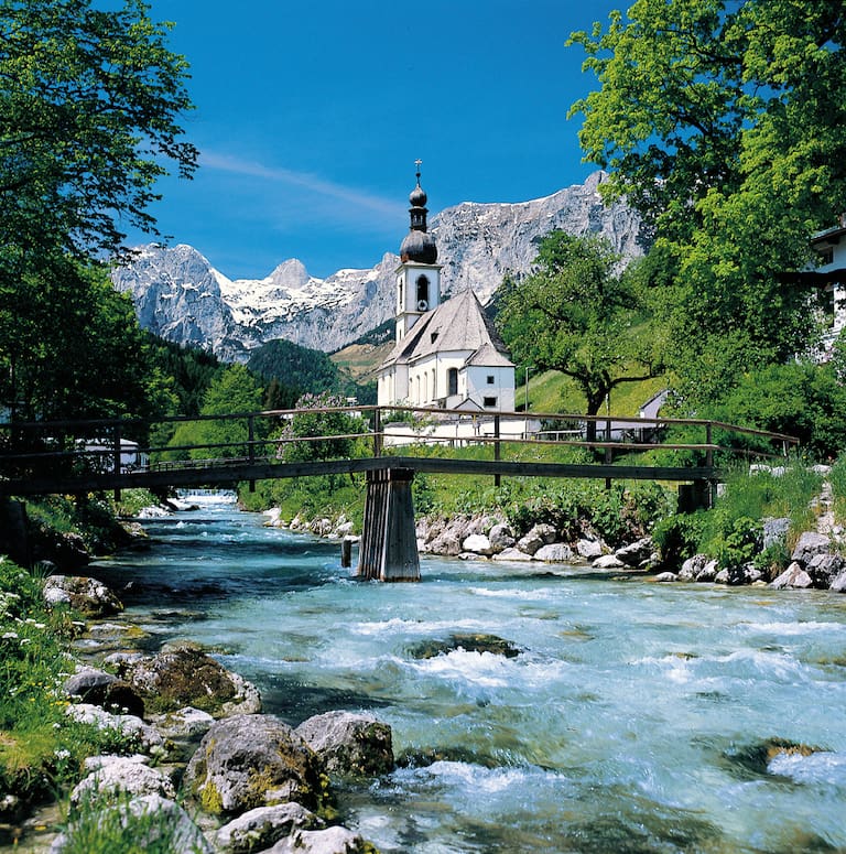 St. Sebastian Kirche mit fluss