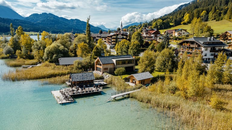 Dorf mit Regitnig Hotel mit blauem weissensee