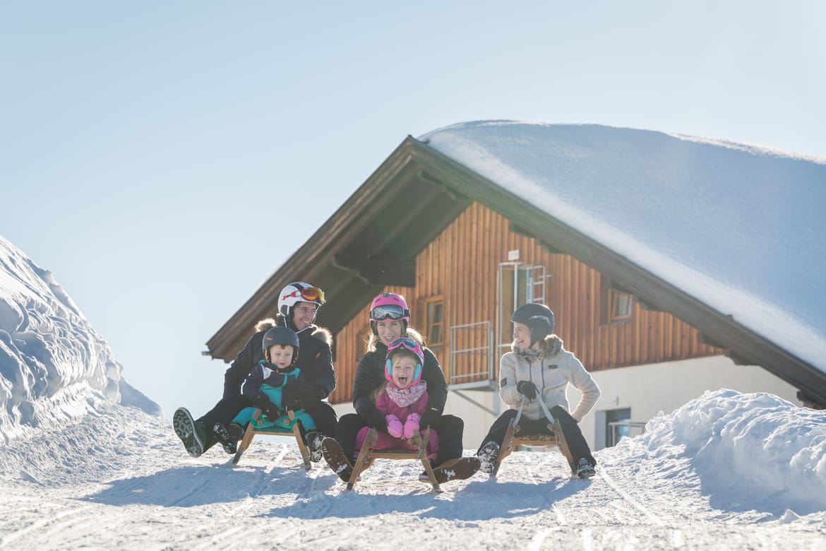 Am Kellerjoch startet Tirols längste Naturrodelbahn.