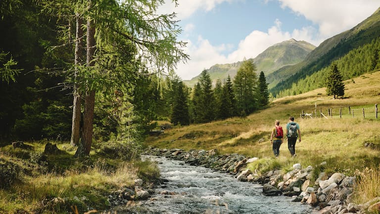 Der perfekte Begleiter: Der Rantenbach sorgt für Erfrischung und Abkühlung entlang des Wanderweges. Zusätzlich dient er als natürlicher Wegweiser durch das Rantental.