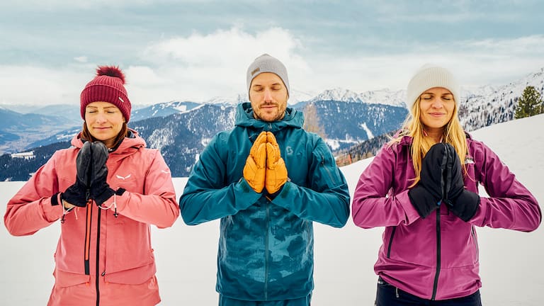 Ski-Yoga mit Panoramablick: Die Gebetshaltung minimiert Stress und entspannt den Körper.