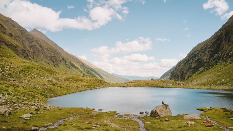 Der Rantensee im steirischen Murau verwandelt sich an warmen Sommertagen zu einem sehr erfrischenden Naturpool mit Bergkulisse.