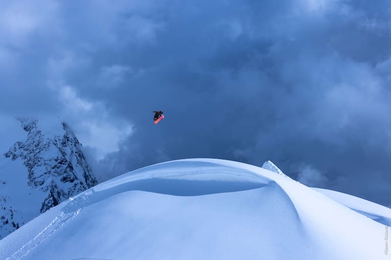 Legendäre Sprünge: Camille Armand fliegt elegant über schneebedeckte Hügel.