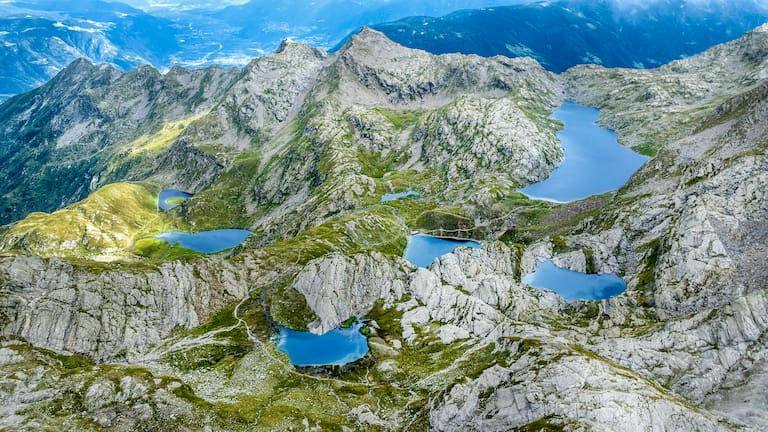 Gebirge mit zehn Spronser Seen