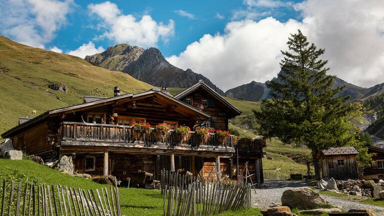 Das Berggasthaus Heimeli in Saprün, Arosa ist eines der Typically Swiss Hotels und lädt zum Verweilen ein.