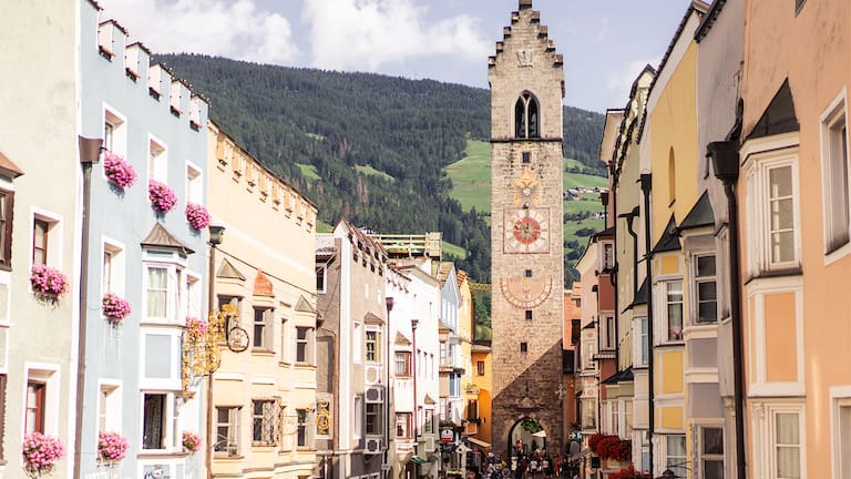 Bei einem Stadtbummel durch Sterzing lässt sich der Tag entspannt ausklingen.