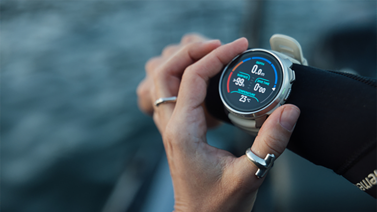 Eine Taucherin trägt die SUUNTO Sportuhr auf ihrem Handgelenk im Boot.