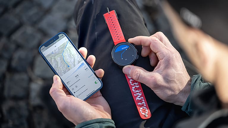 Ein Mann kontrolliert seine Fahrradroute mit der SUUNTO Sportuhr und der integrierten App.