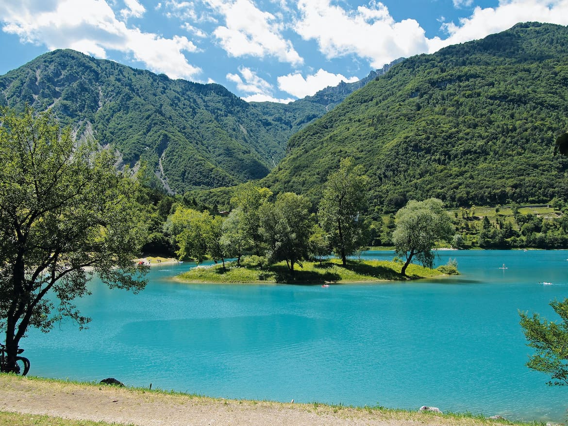 Im wunderschönen Lago di Tenno kann natürlich auch gebadet werden.