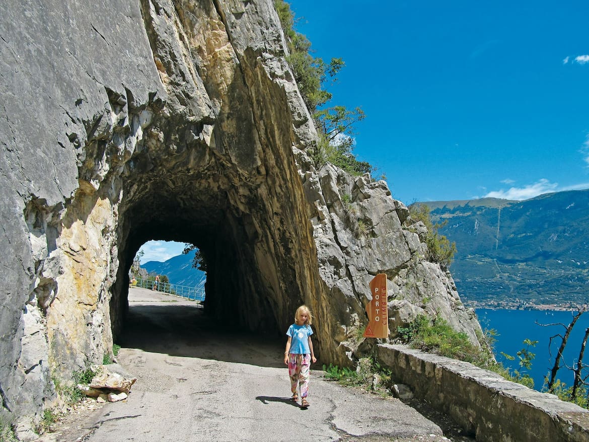 Am Weg von Pieve nach Campione warten spannende Tunnel und imposante Tiefblicke.