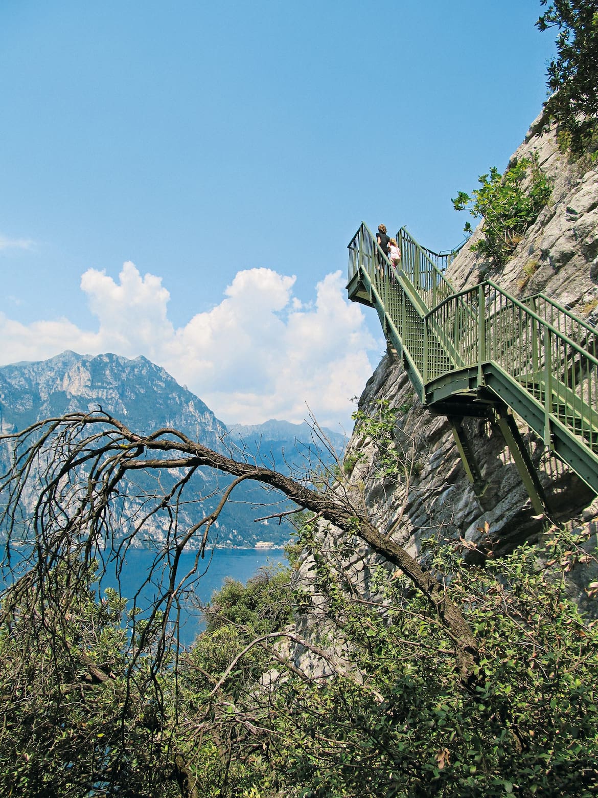 Lange Metalltreppen sind Teil der Wanderung von Tempesta nach Torbole und ermöglichen spektakuläre Aussichten auf den Gardasee.