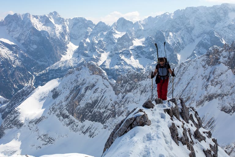 Der anspruchsvolle Aufstieg zur Gipfelkante der Alpspitze wird mit einem atemberaubenden Bergpanorama belohnt.