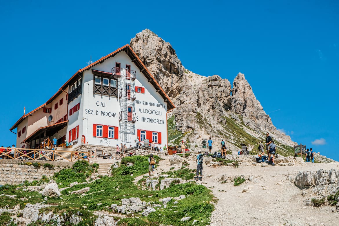 Die Dreizinnenhütte mit dem Sextenstein von Süden.