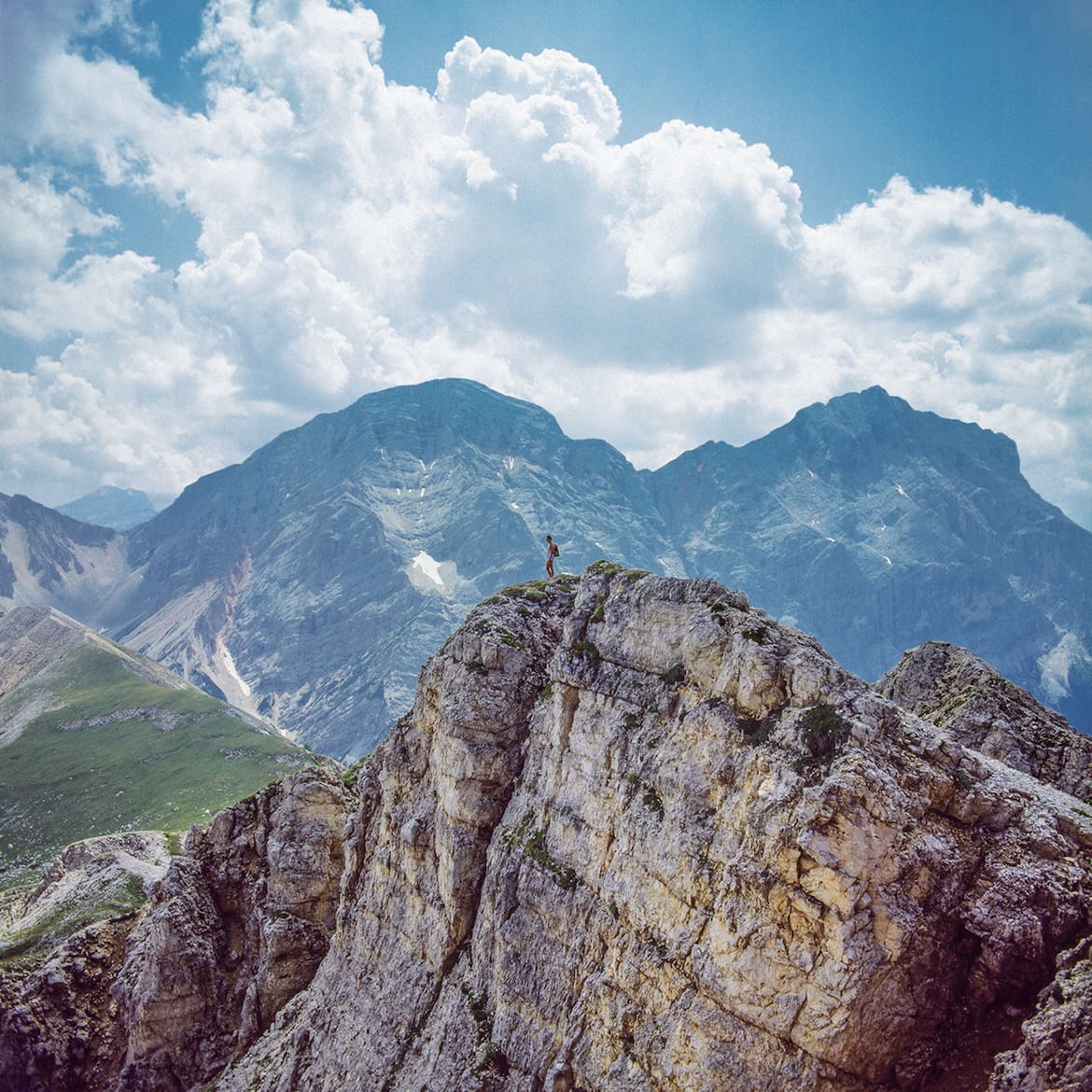 Am Gipfelgrat des Paresbergs, im Süden dahinter Neuner­ und Zehnerspitze.