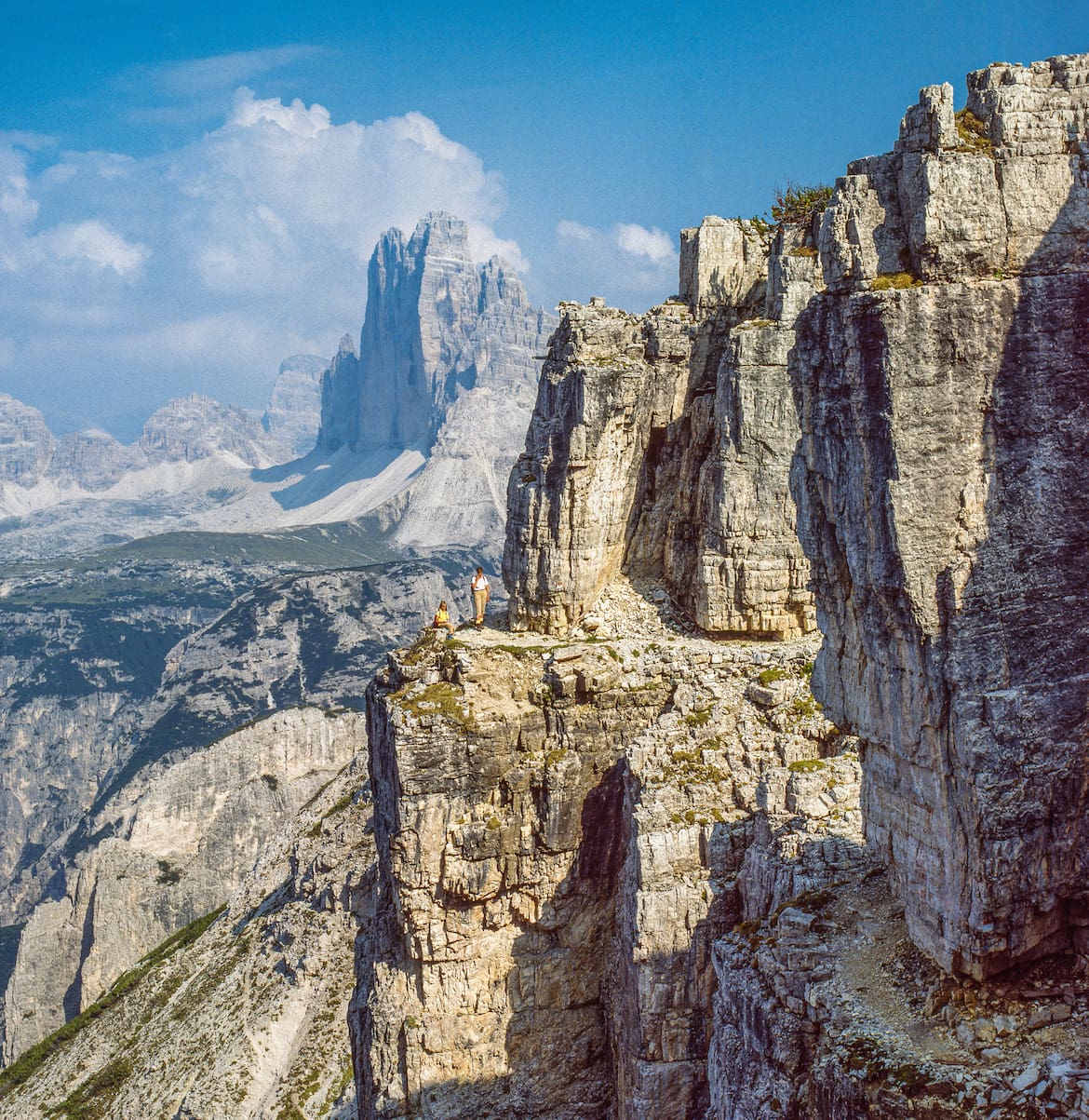 Luftige Bänderquerung an der Nordseite des Monte Piano mit den Drei Zinnen.