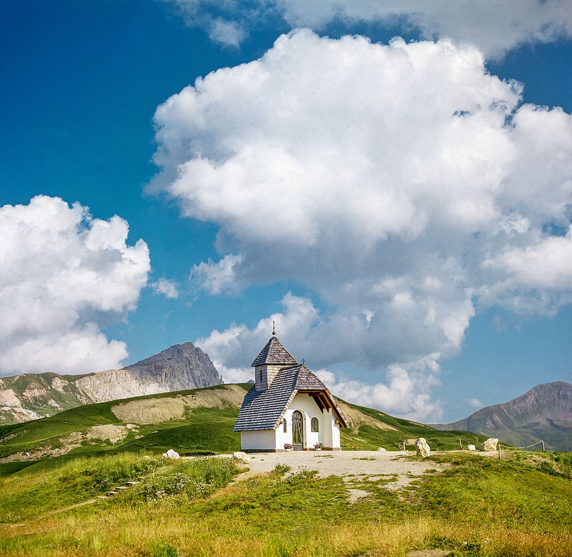 Die Kapelle beim Berggasthof Pralongià. Links dahinter der Gipfel des Settsass.