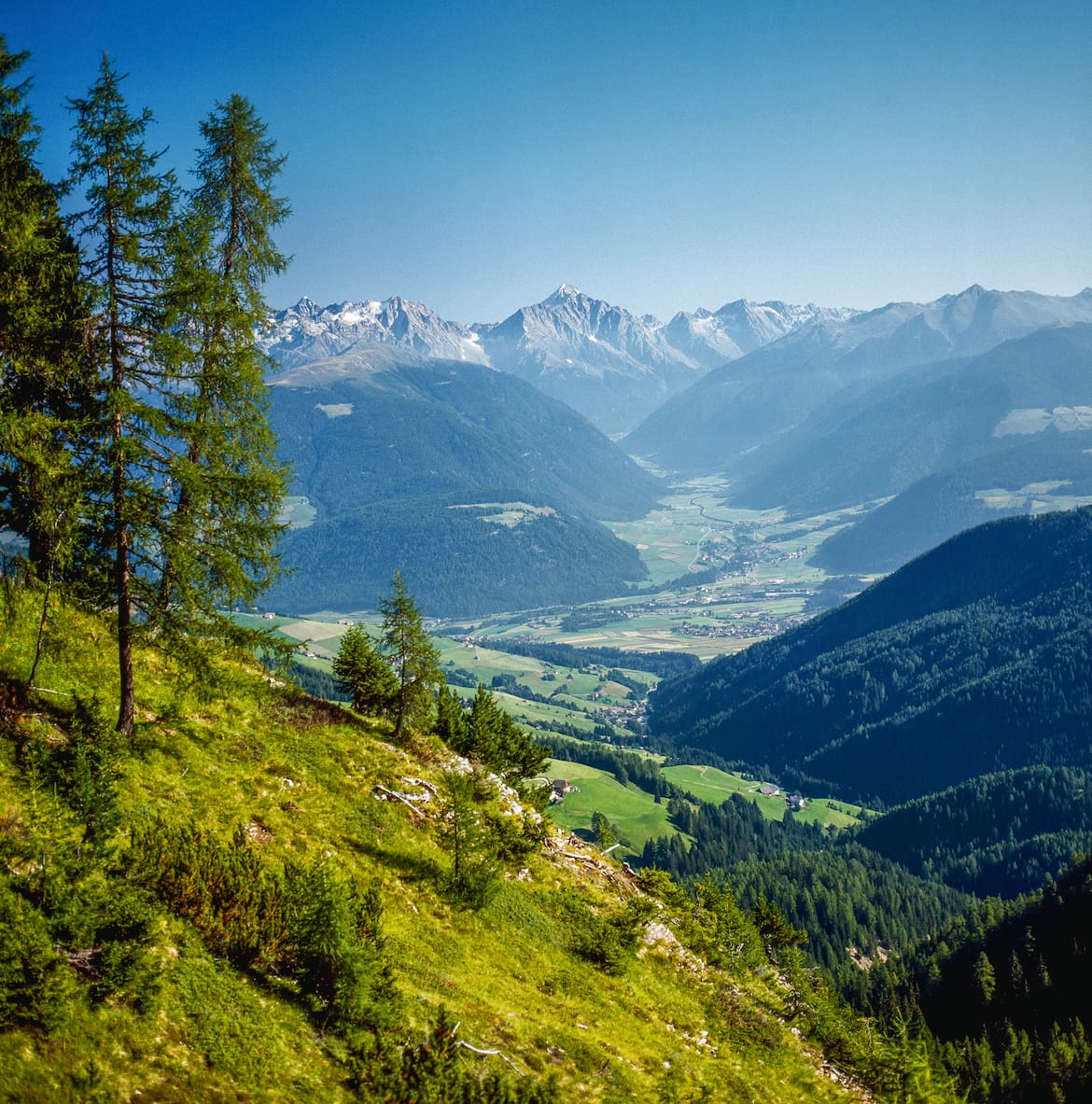 Blick von der Dreifingerscharte über das Pustertal hinweg zu den Zentralalpen.