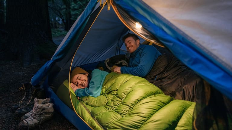 Mit dem Schlafsack von Zenbivy kannst du besonders komfortabel in der Natur übernachten.