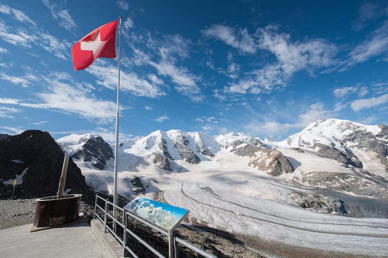 Von der Aussichtsplattform auf der Diavolezza hat man eine frei Sicht auf den Piz Palü und die Bernina Gruppe