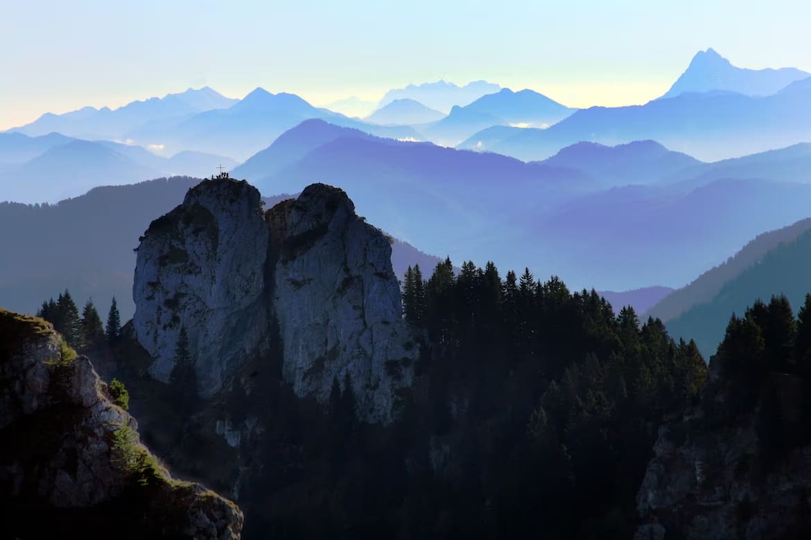 Ettaler Manndl - Gipfel mit Estergebirge und Fernblick bis zum Wilden Kaiser