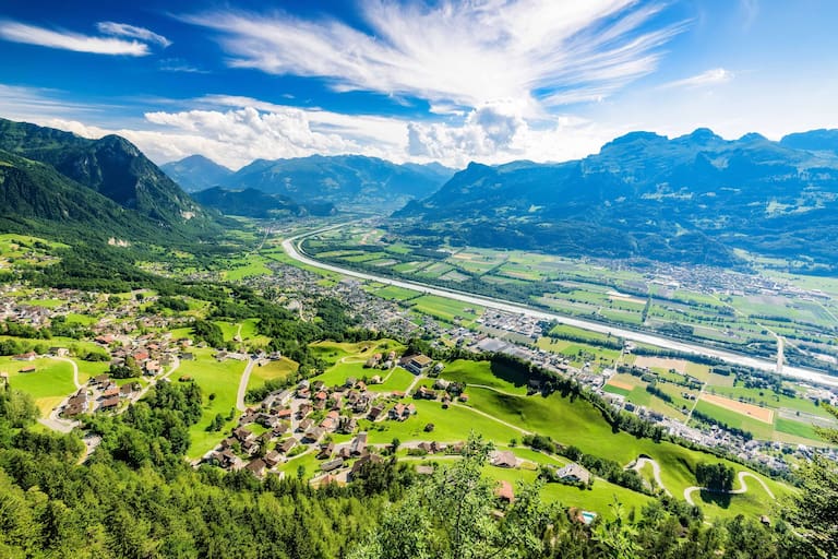 Blick von Masescha auf Triesenberg und das Rheintal