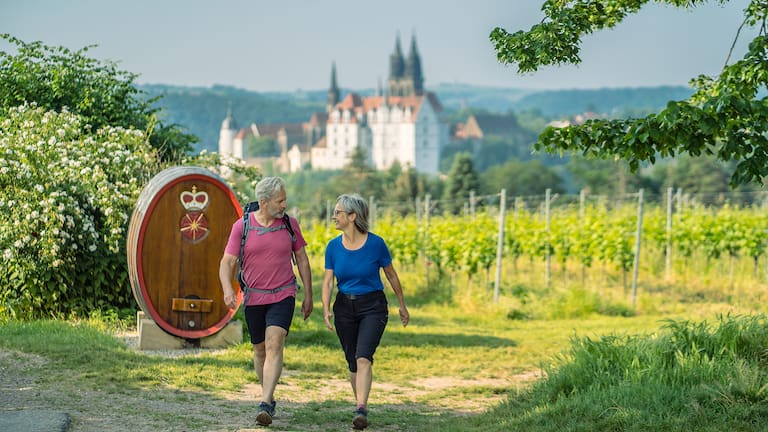 Auf geschichtsträchtigen Spuren wandern:  Die Meißener Albrechtsburg (im Hintergrund) aus dem 10. Jahrhundert gilt als der erste Schlossbau Deutschlands.