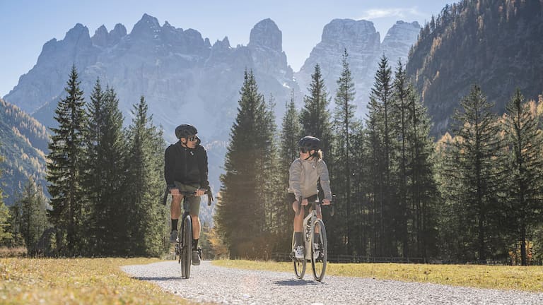 Die Sonne im Gesicht, die Berge im Rücken: mit dem Rad durch das Höhlensteintal.