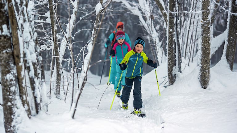 Mit dem DYNAFIT Youngstar Ski-Set sind die Kleinsten ebenfalls top ausgestattet und den gemeinsamen Schneeabenteuern steht nichts mehr im Weg.