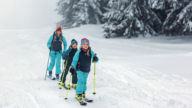 Die richtige Ausrüstung ist beim Skitouren-Gehen besonders wichtig – auch für die Kleinen.