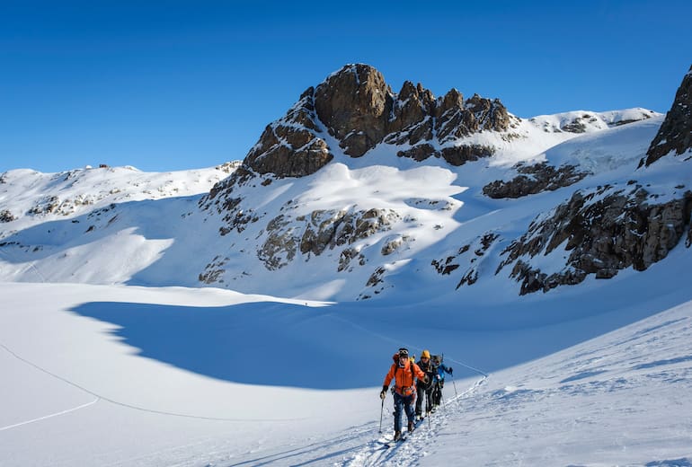 Von der Diavolezza, im Hintergrund ganz links, aus geht die Skitour über den Persgletscher Richtung Gipfel des Piz Palü.