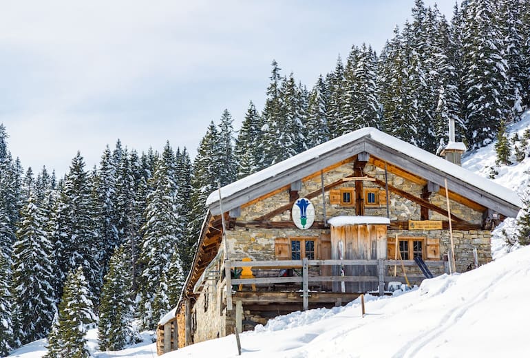 Die Bayerische Wildalm (1.454 m) ist eine Selbstversorgerhütte im bayerischen Rofan-Gebirge. 