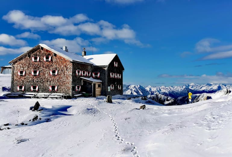 Im Frühjahr ist die Hütte ein hervorragender Ausgangspunkt für viele Skitouren.