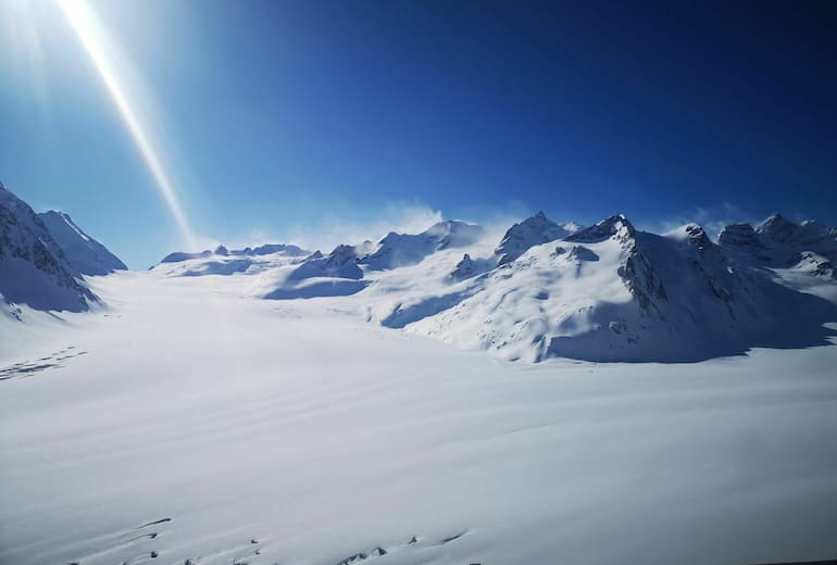 Die endlosen Weiten des verschneiten Aletschgletscher