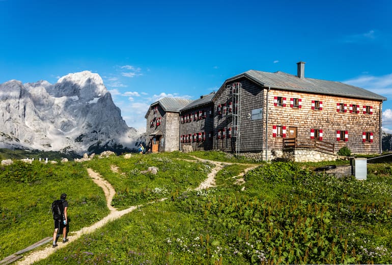 Unterhalb der imposanten Bischofsmütze mit ihrem charakteristisch gezackten Rücken liegt die bewirtschaftete Hofpürgl-Hütte (1.705 m).