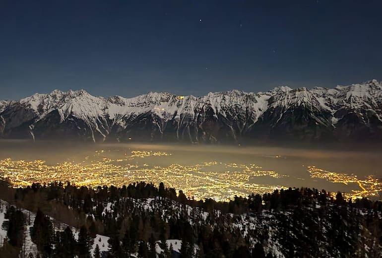 Blick von Boscheben auf das nächtliche Innsbruck