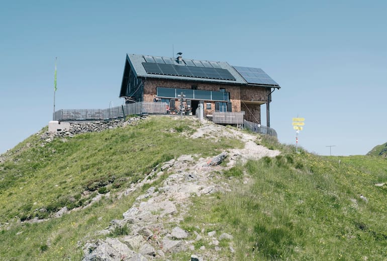 Die Kellerjochhütte thront über dem Unterinntal