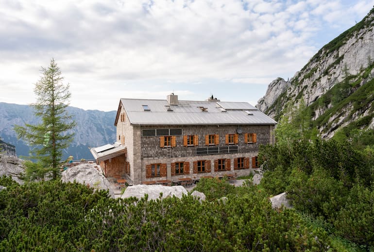 Die Blaueishütte (1.680 m) liegt unterhalb des Hochkalters